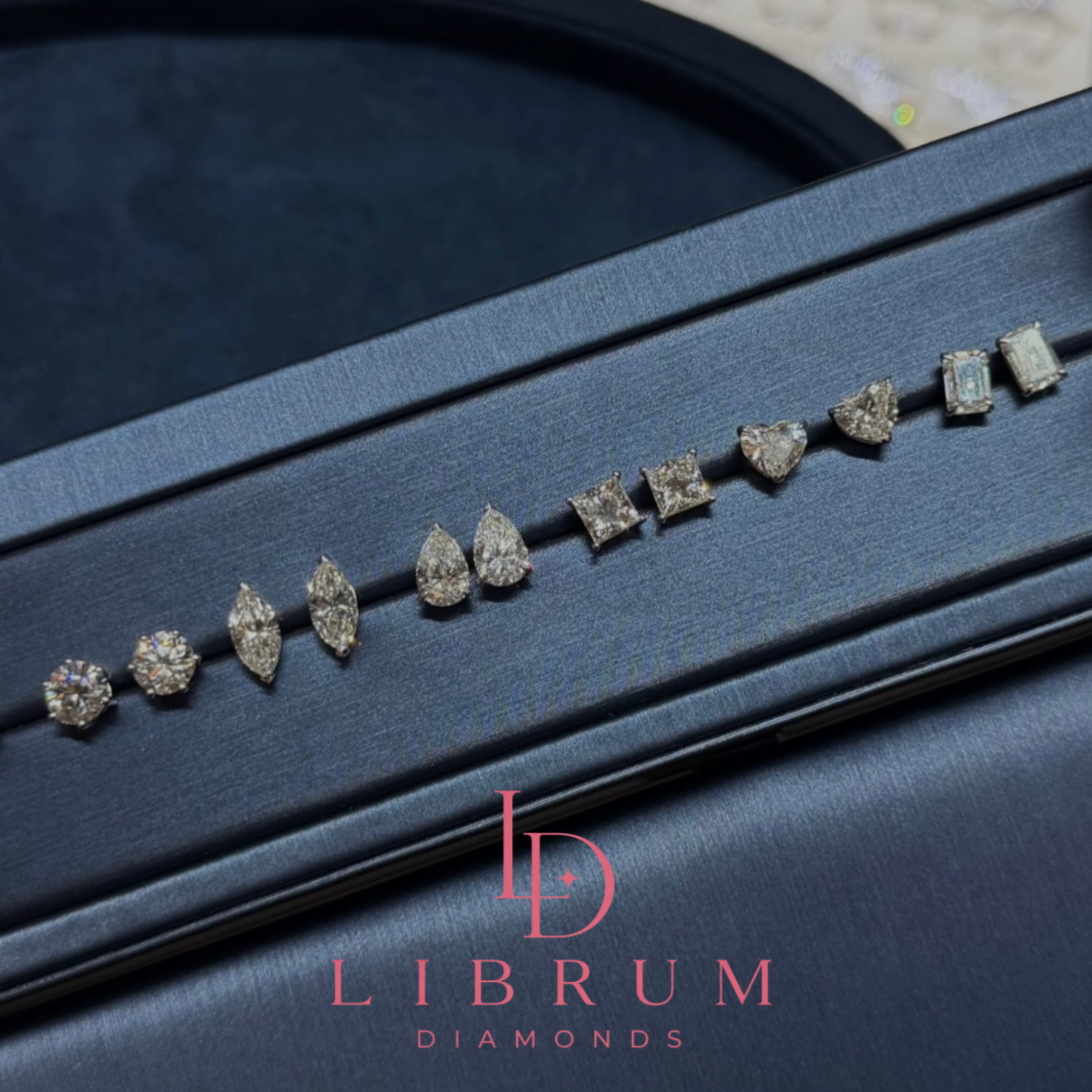 Бриллиантовые пусеты разных огранок на фирменном подносе Librum Diamonds